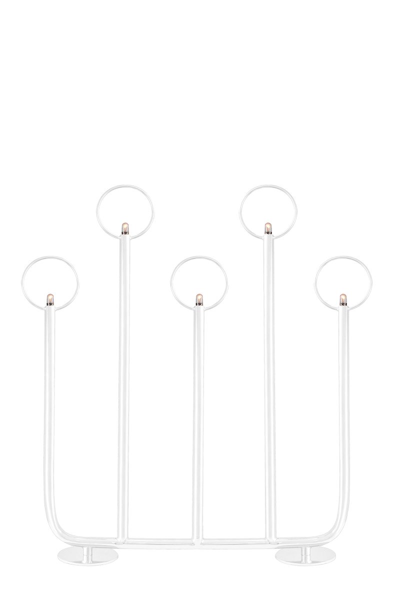 Natale Weiß Von Globen Lighting - Dieser klassische und stilvolle Adventskerzenhalter ist ein Detail, das Sie Jahr für Jahr wieder aufgreifen werden, wenn die Düfte von Safran, Zimt und Tanne wieder näherrücken.