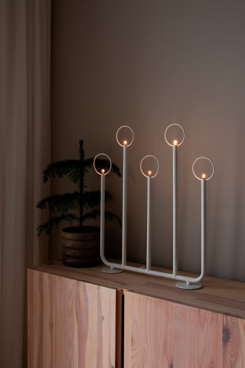 Natale Weiß Von Globen Lighting - Dieser klassische und stilvolle Adventskerzenhalter ist ein Detail, das Sie Jahr für Jahr wieder aufgreifen werden, wenn die Düfte von Safran, Zimt und Tanne wieder näherrücken.