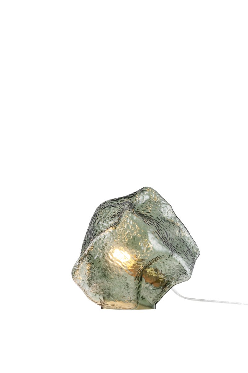 Valerie 22cm Grün tischlampe Von Globen Lighting - Das mundgeblasene Glas mit seiner strukturierten Oberfläche fängt das Licht ein und erzeugt ein lebendiges Lichtspiel.