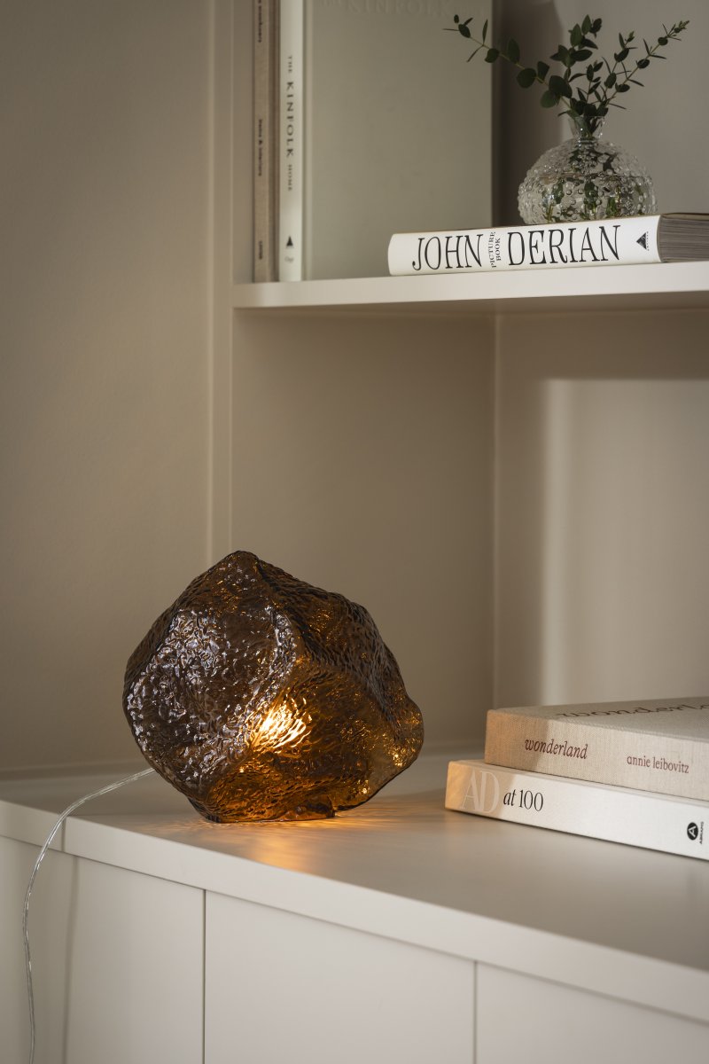 Valerie 22cm Braun tischlampe Von Globen Lighting - Das mundgeblasene Glas mit seiner strukturierten Oberfläche fängt das Licht ein und erzeugt ein lebendiges Lichtspiel.