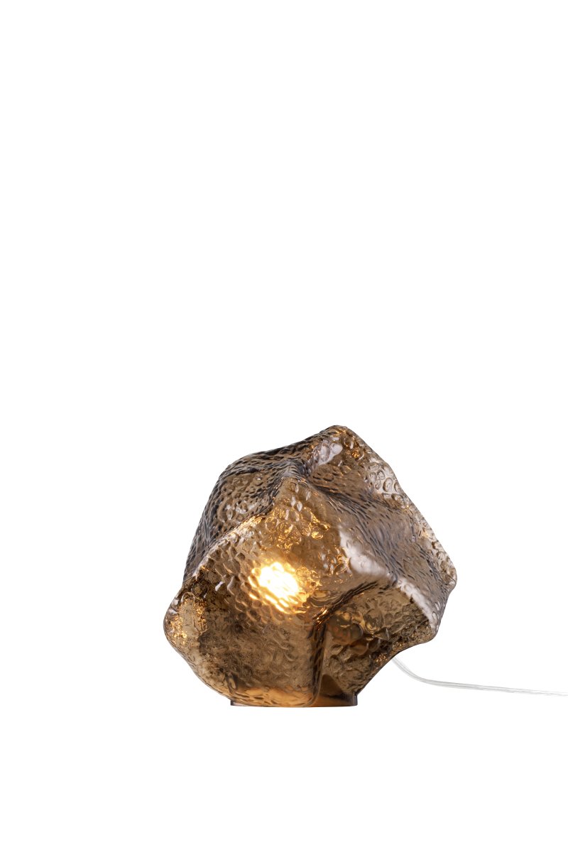 Valerie 22cm Braun tischlampe Von Globen Lighting - Das mundgeblasene Glas mit seiner strukturierten Oberfläche fängt das Licht ein und erzeugt ein lebendiges Lichtspiel.