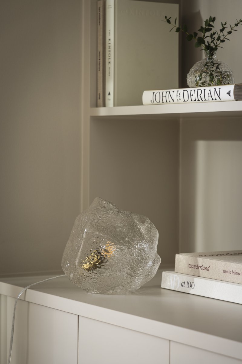 Valerie 22cm Transparent tischlampe Von Globen Lighting - Das mundgeblasene Glas mit seiner strukturierten Oberfl&auml;che f&auml;ngt das Licht ein und erzeugt ein lebendiges Lichtspiel.