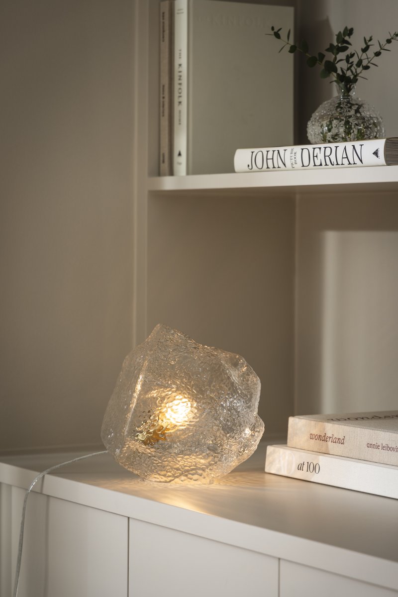 Valerie 22cm Transparent tischlampe Von Globen Lighting - Das mundgeblasene Glas mit seiner strukturierten Oberfl&auml;che f&auml;ngt das Licht ein und erzeugt ein lebendiges Lichtspiel.