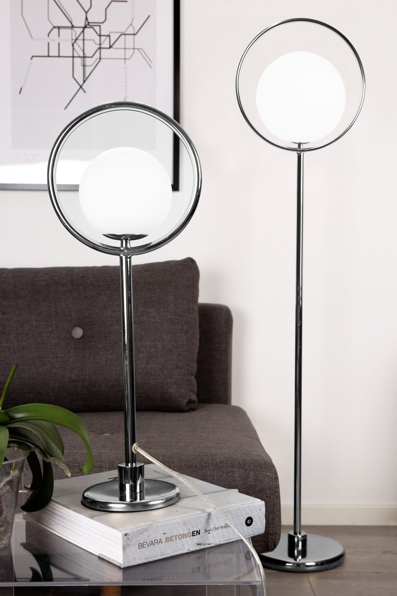 Saint 52cm Chrom tischlampe Von Globen Lighting - Der Chromring mit der darin schwebenden weißen Glaskugel.