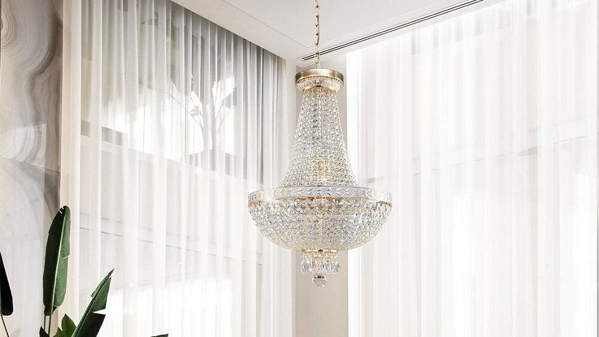Bella Ø40 Gold kristall Von Maytoni - Die funkelnden Prismen, die die gesamte Lampe umgeben, reflektieren das Licht und erzeugen einen bezaubernden Schein im Raum.