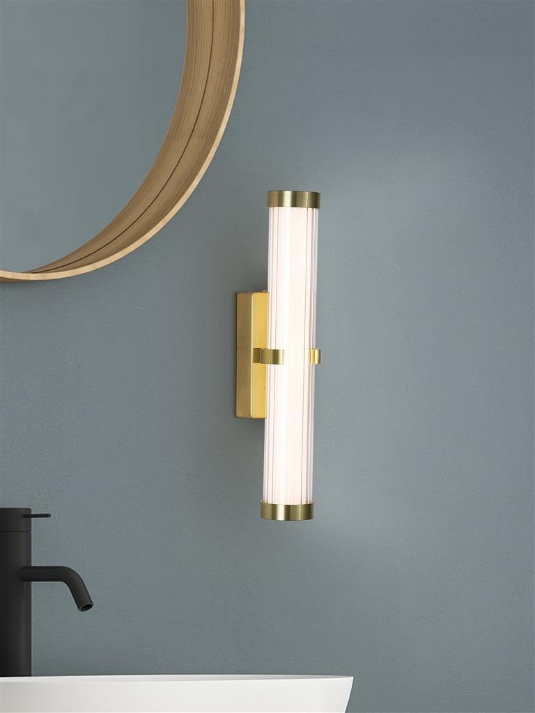 Clamp 33cm Gold badezimmerlampe Von Searchlight - Diese vielseitige Wandleuchte verbreitet ein sanftes und angenehmes Licht und eignet sich perfekt zur Beleuchtung von Spiegeln in Schlafzimmern, Ankleidezimmern, Fluren und sogar Badezimmern.