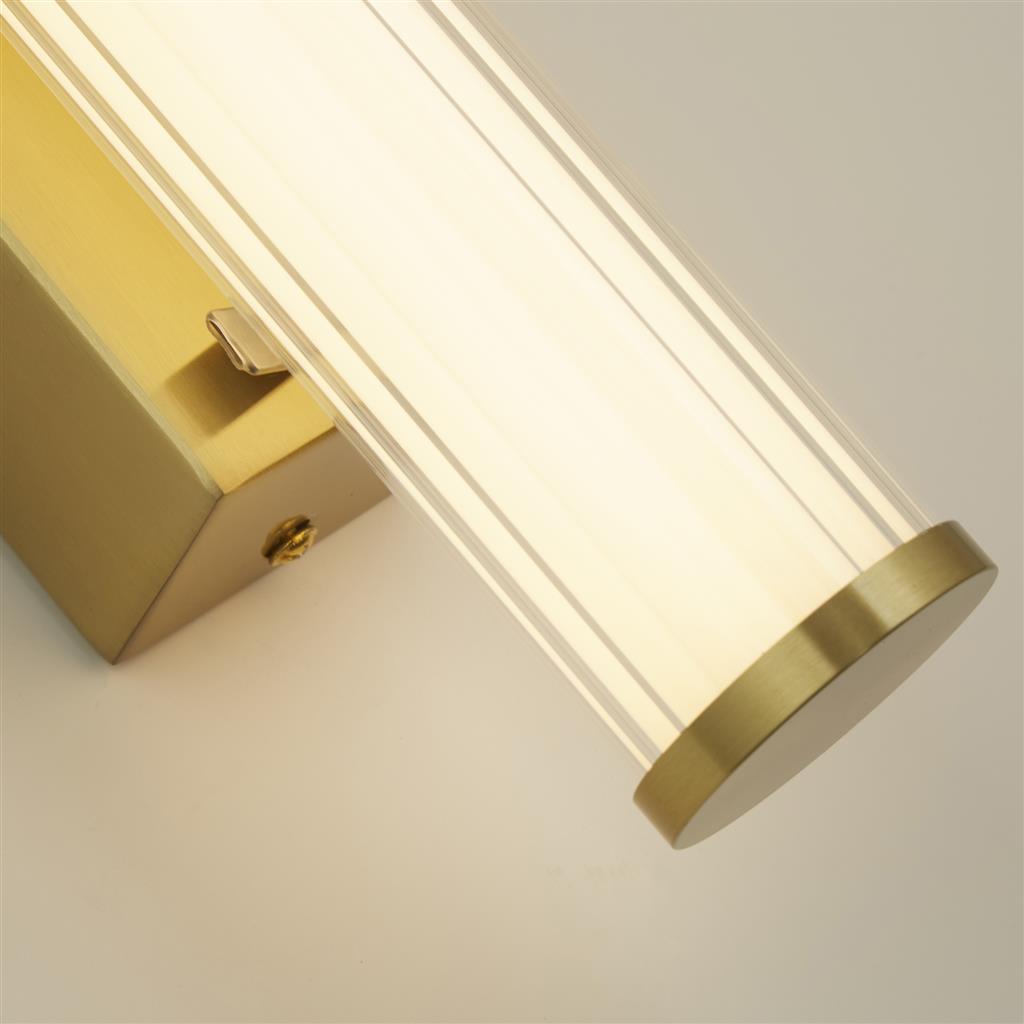 Clamp 33cm Gold badezimmerlampe Von Searchlight - Diese vielseitige Wandleuchte verbreitet ein sanftes und angenehmes Licht und eignet sich perfekt zur Beleuchtung von Spiegeln in Schlafzimmern, Ankleidezimmern, Fluren und sogar Badezimmern.