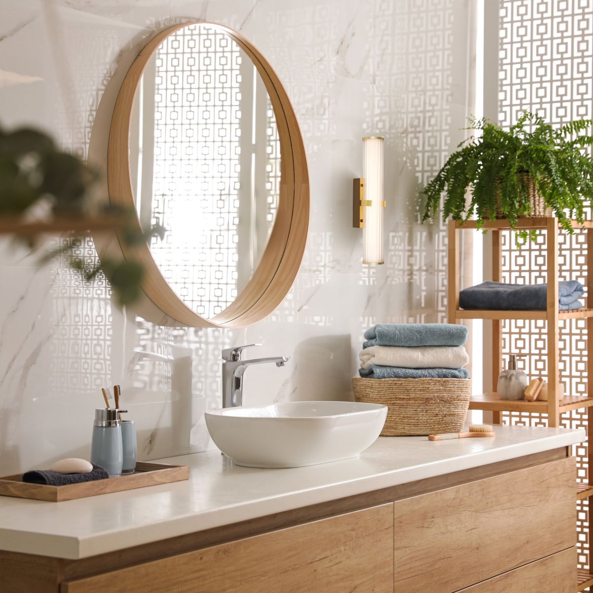 Clamp 43cm Gold badezimmerlampe Von Searchlight - Diese Lampe kombiniert Funktion und Design und ist ideal für die Schaffung einer entspannenden und eleganten Umgebung.