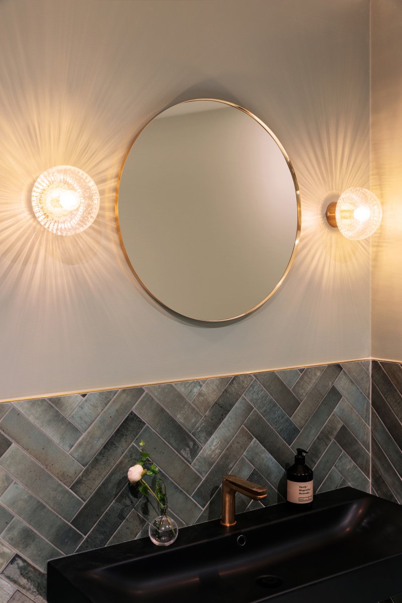 Fungo Ø16 Transparent/Messing gebürstet badezimmerlampe Von Globen Lighting - Die Leuchte kann sowohl an der Decke als auch an der Wand montiert werden.