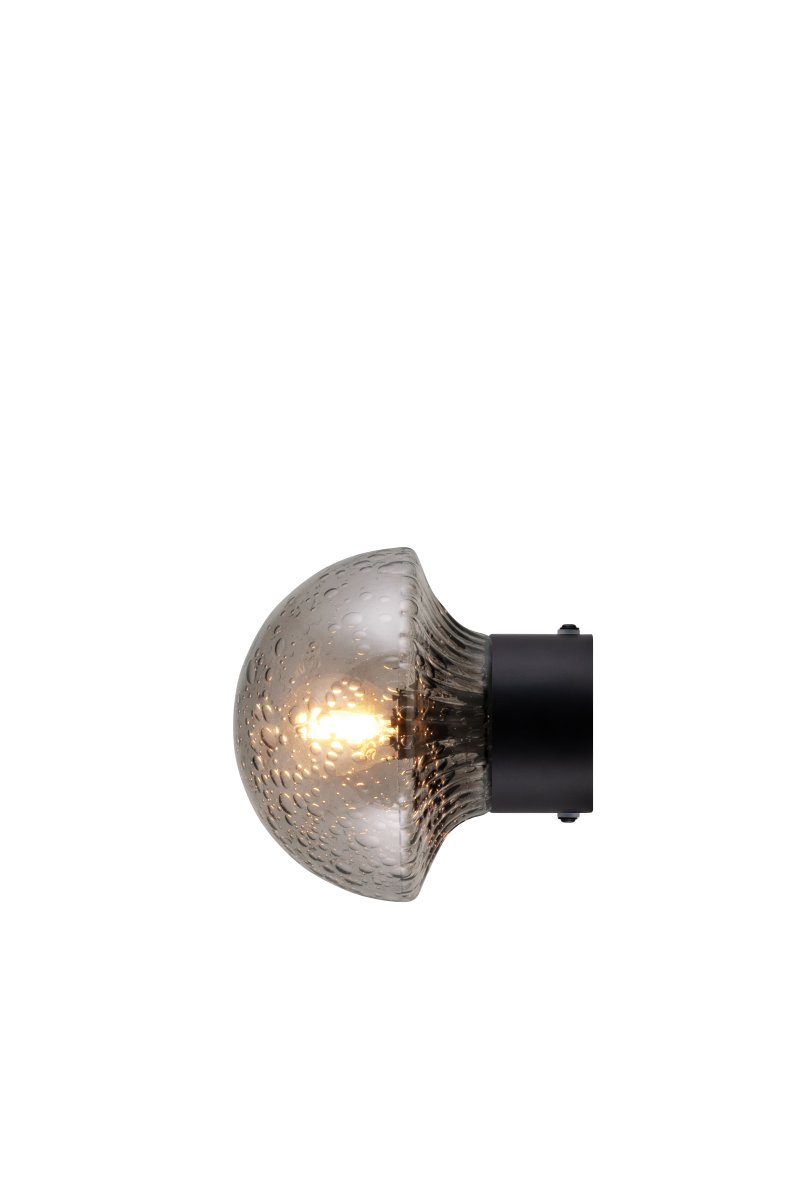 Fungo Ø16 Rauch/Schwarz badezimmerlampe Von Globen Lighting - Die Leuchte kann sowohl an der Decke als auch an der Wand montiert werden.