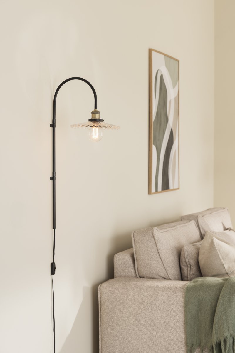 Cobbler 38cm Transparent/Schwarz wandlampe Von Globen Lighting - Der Durchmesser des Schirms beträgt 25 cm und die Gesamttiefe der Lampe von der Wand beträgt 38 cm.