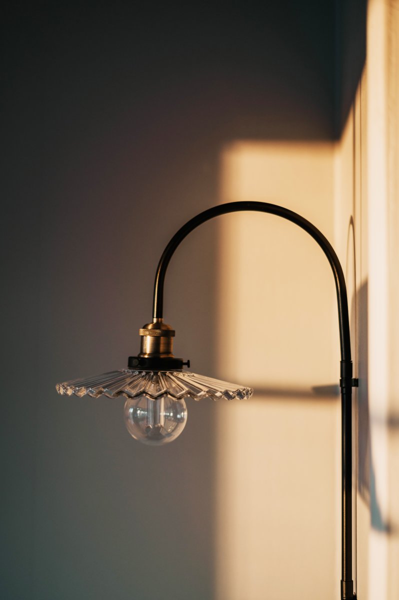 Cobbler 38cm Transparent/Schwarz wandlampe Von Globen Lighting - Der Durchmesser des Schirms beträgt 25 cm und die Gesamttiefe der Lampe von der Wand beträgt 38 cm.