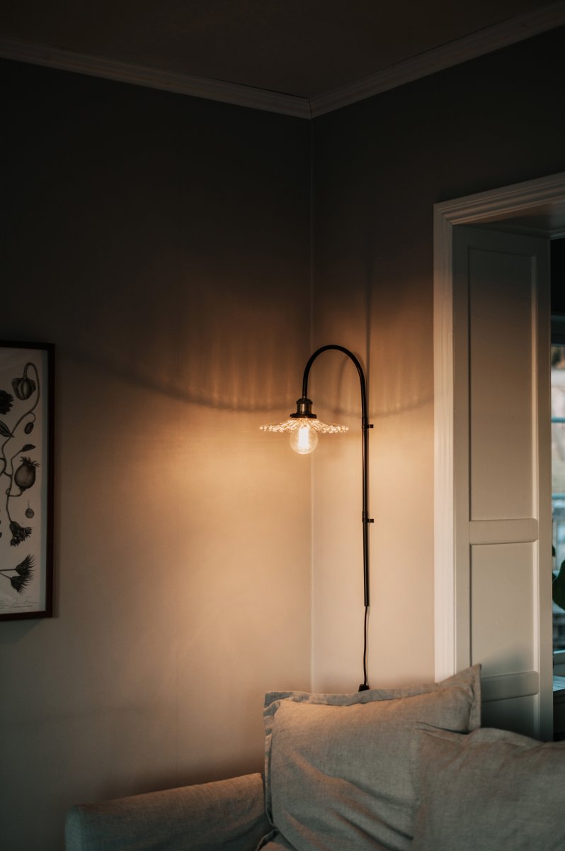 Cobbler 38cm Transparent/Schwarz wandlampe Von Globen Lighting - Der Durchmesser des Schirms beträgt 25 cm und die Gesamttiefe der Lampe von der Wand beträgt 38 cm.