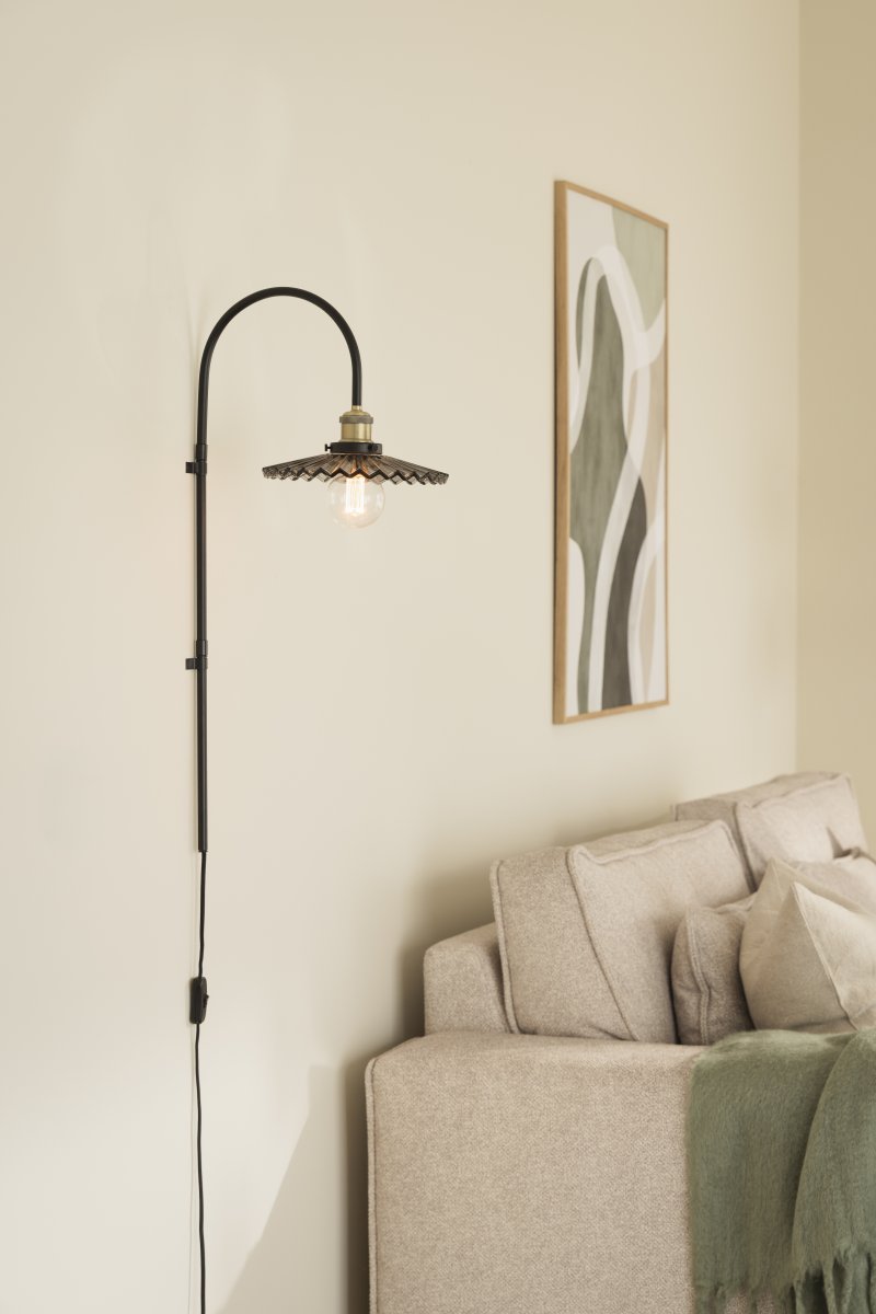 Cobbler 38cm Rauch/Schwarz wandlampe Von Globen Lighting - Der Durchmesser des Schirms beträgt 25 cm und die Gesamttiefe der Lampe von der Wand beträgt 38 cm.