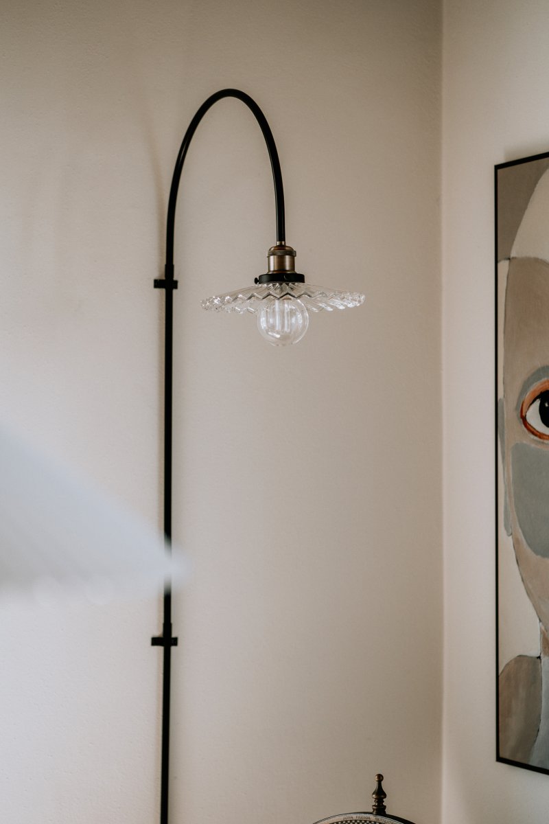 Cobbler 60cm Transparent/Schwarz wandlampe Von Globen Lighting - Der Schirmdurchmesser beträgt 25 cm und die Gesamttiefe der Lampe von der Wand beträgt 59 cm.