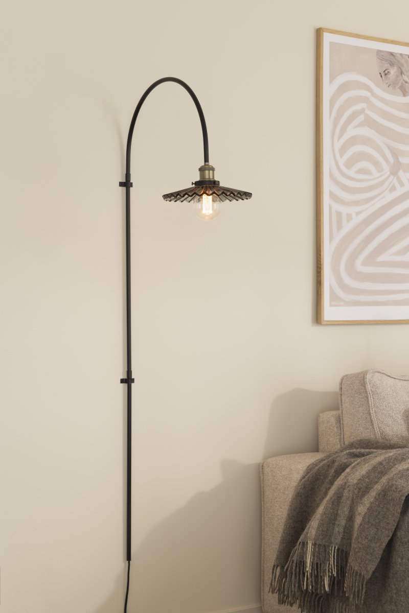 Cobbler 60cm Rauch/Schwarz wandlampe Von Globen Lighting - Der Durchmesser des Schirms betr&auml;gt 25 cm und die Gesamttiefe der Lampe von der Wand betr&auml;gt 38 cm.