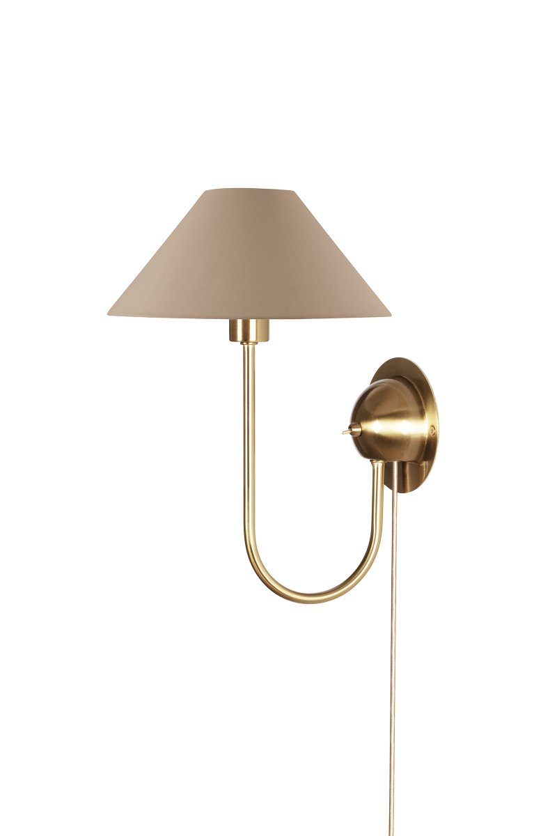 Iris 32cm Messing/Braun wandlampe Von Globen Lighting - Der sanft geschwungene Arm harmoniert perfekt mit dem braunen Textilschirm und verleiht der Leuchte eine warme und klassische Ausstrahlung.