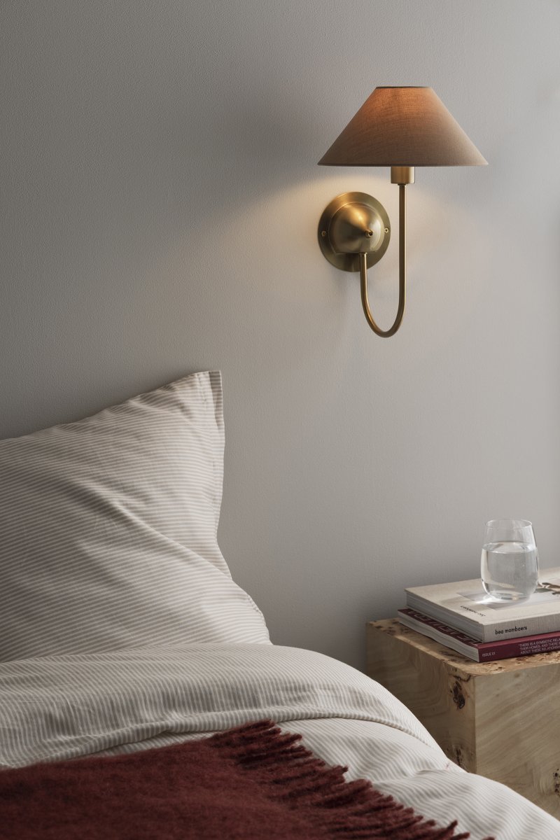 Iris 32cm Messing/Braun wandlampe Von Globen Lighting - Der sanft geschwungene Arm harmoniert perfekt mit dem braunen Textilschirm und verleiht der Leuchte eine warme und klassische Ausstrahlung.