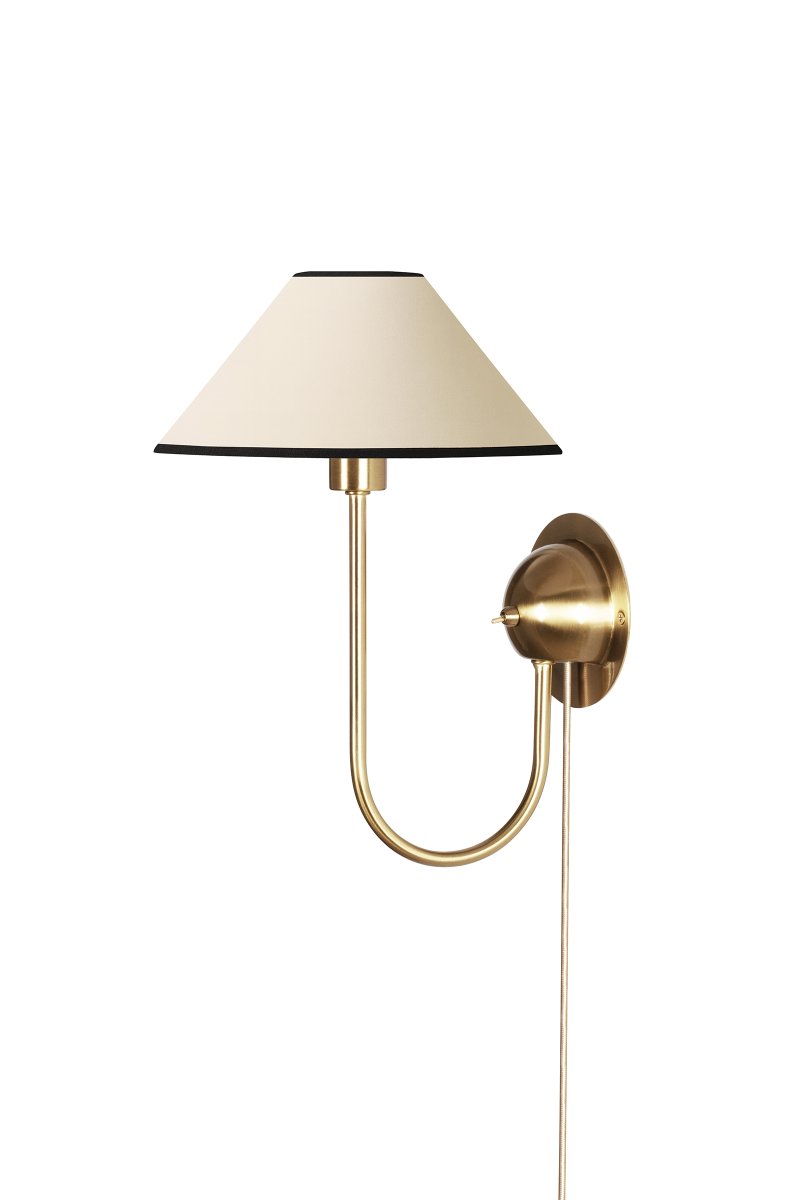 Iris 32cm Messing/Cremeweiß wandlampe Von Globen Lighting - Der sanft geschwungene Arm harmoniert perfekt mit dem cremeweißen Textilschirm und verleiht der Leuchte eine warme und klassische Ausstrahlung.