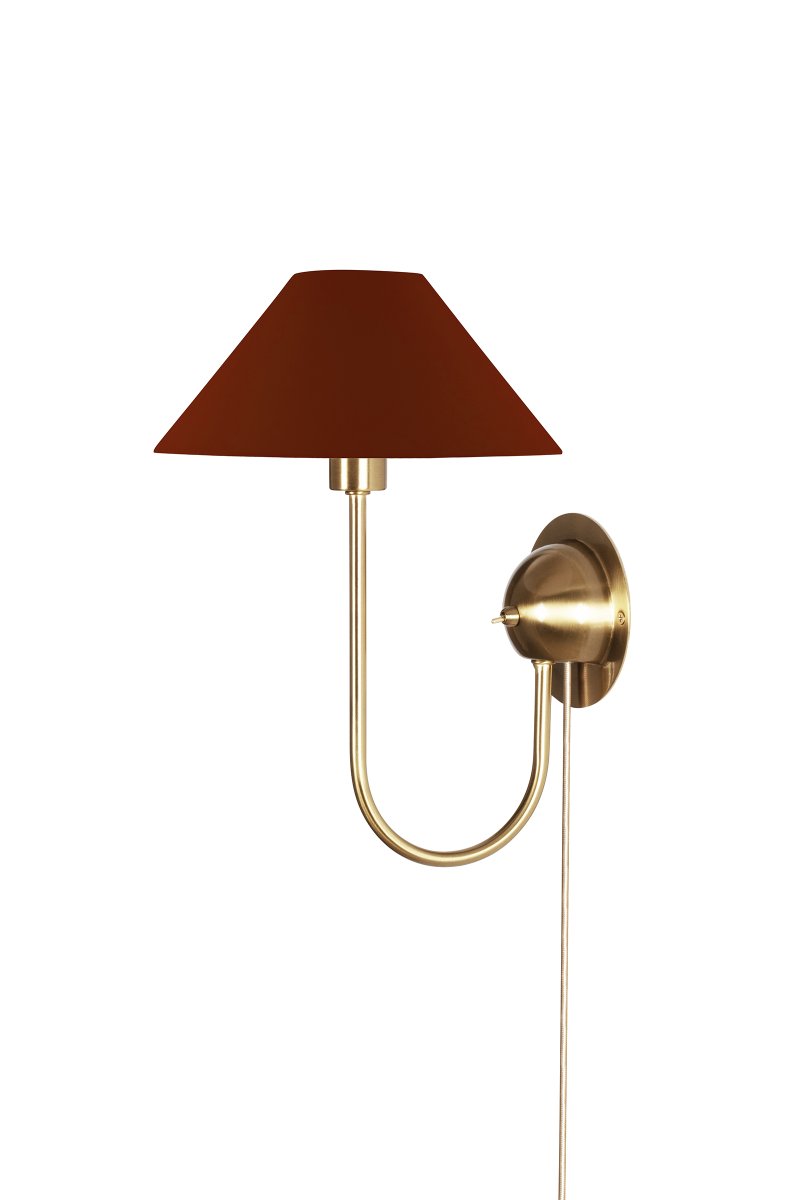 Iris 32cm Messing/Burgunderrot wandlampe Von Globen Lighting - Der sanft geschwungene Arm harmoniert perfekt mit dem bordeauxroten Textilschirm und verleiht der Leuchte eine warme und klassische Ausstrahlung.