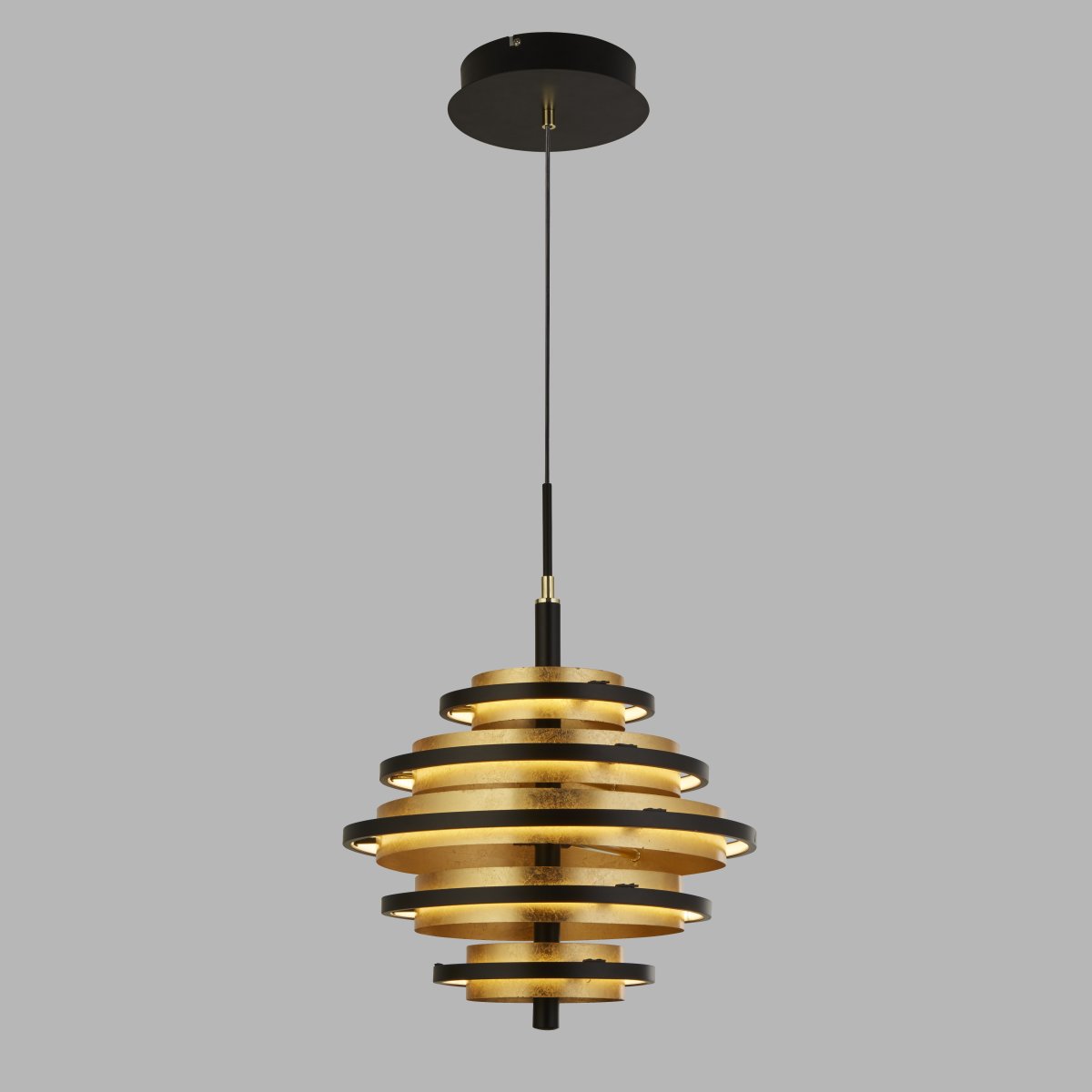 Hive Ø40 Mattschwarz hängelampe Von Searchlight - Die wunderschön detailreiche Hive LED-Pendelleuchte mit 5 Lichtpunkten verfügt über drei goldfarbene Scheiben mit schwarzen Rändern.