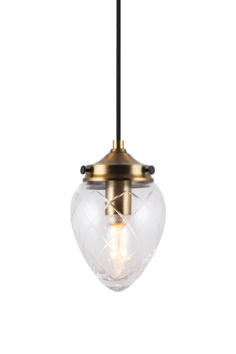 Juni Ø10 Altmessing/transparent fensterlampe Von Globen Lighting - Juni mit ihrem wunderschönen geschliffenen Glas und Metallschirm versetzt Sie zurück in die Zeit des frühen 20.