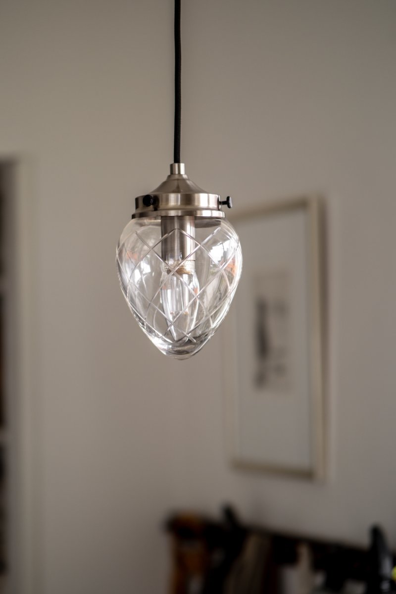 Juni Ø10 Antikstahl/transparent fensterlampe Von Globen Lighting - Juni mit ihrem wunderschönen geschliffenen Glas und Metallschirm versetzt Sie zurück in die Zeit des frühen 20.