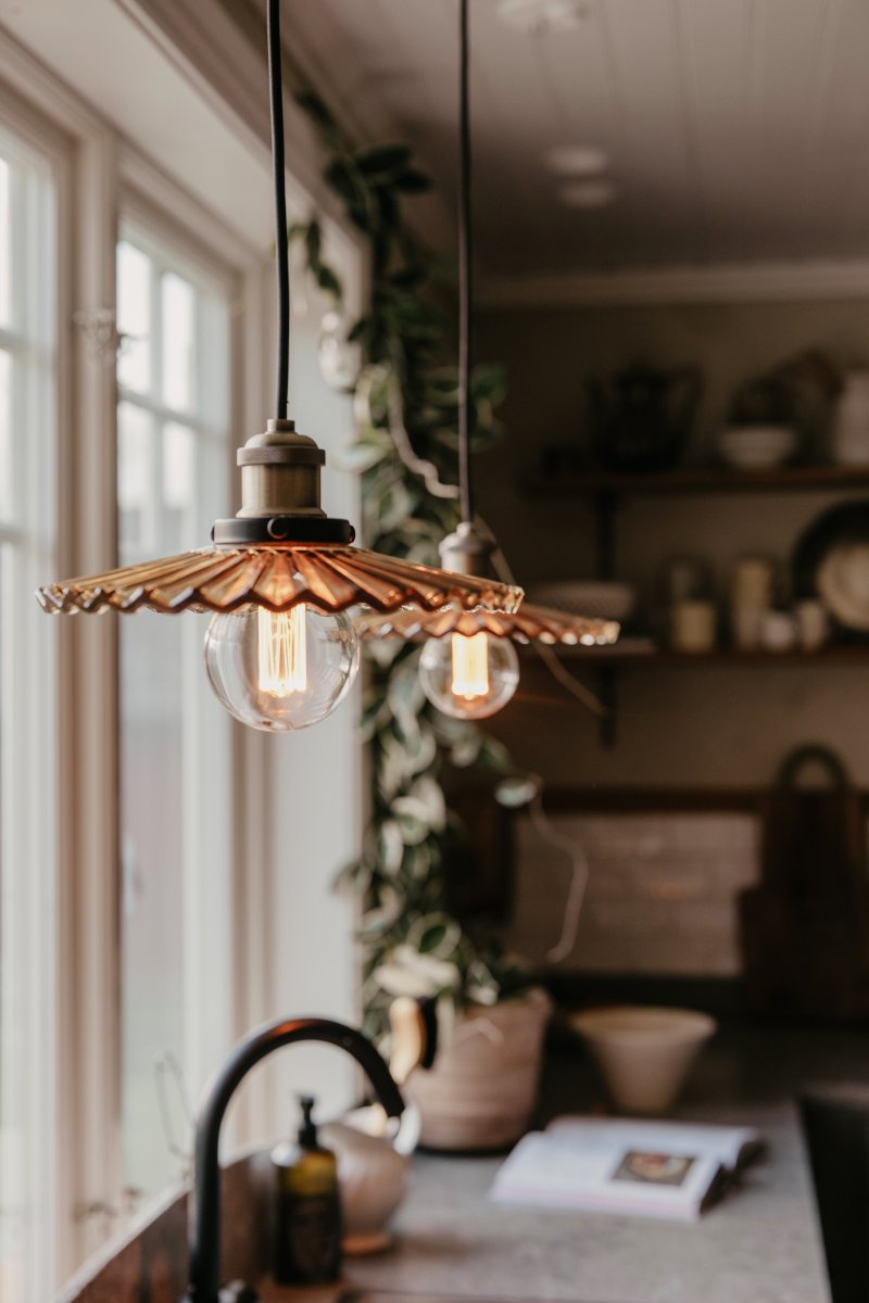 Cobbler Ø25 Braun hängelampe Von Globen Lighting - Die Lampe verfügt über einen plissierten Glasschirm, der für eine schöne Lichtverteilung sorgt.