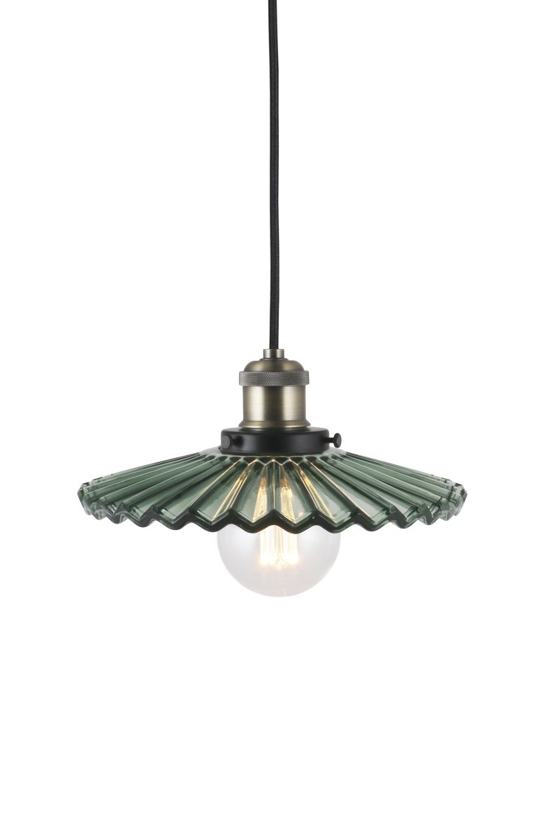 Cobbler Ø25 Grün hängelampe Von Globen Lighting - Die Lampe verfügt über einen plissierten Glasschirm, der für eine schöne Lichtverteilung sorgt.