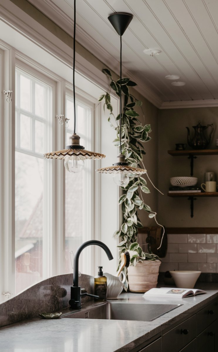 Cobbler Ø25 Braun hängelampe Von Globen Lighting - Die Lampe verfügt über einen plissierten Glasschirm, der für eine schöne Lichtverteilung sorgt.