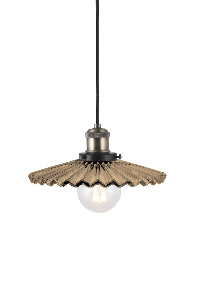 Cobbler Ø25 Braun hängelampe Von Globen Lighting - Die Lampe verfügt über einen plissierten Glasschirm, der für eine schöne Lichtverteilung sorgt.