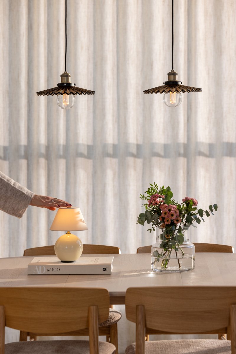 Cobbler Ø25 Braun hängelampe Von Globen Lighting - Die Lampe verfügt über einen plissierten Glasschirm, der für eine schöne Lichtverteilung sorgt.