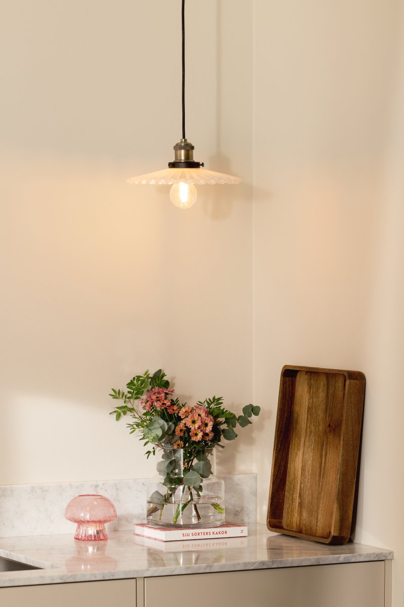 Cobbler Ø25 Weiß hängelampe Von Globen Lighting - Die Lampe verfügt über einen plissierten Glasschirm, der für eine schöne Lichtverteilung sorgt.