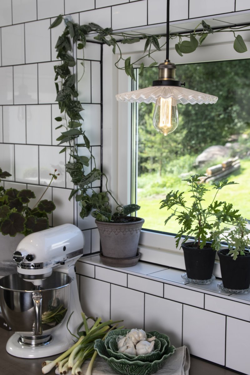 Cobbler Ø25 Weiß hängelampe Von Globen Lighting - Die Lampe verfügt über einen plissierten Glasschirm, der für eine schöne Lichtverteilung sorgt.