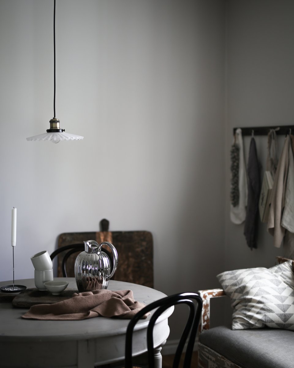 Cobbler Ø25 Weiß hängelampe Von Globen Lighting - Die Lampe verfügt über einen plissierten Glasschirm, der für eine schöne Lichtverteilung sorgt.