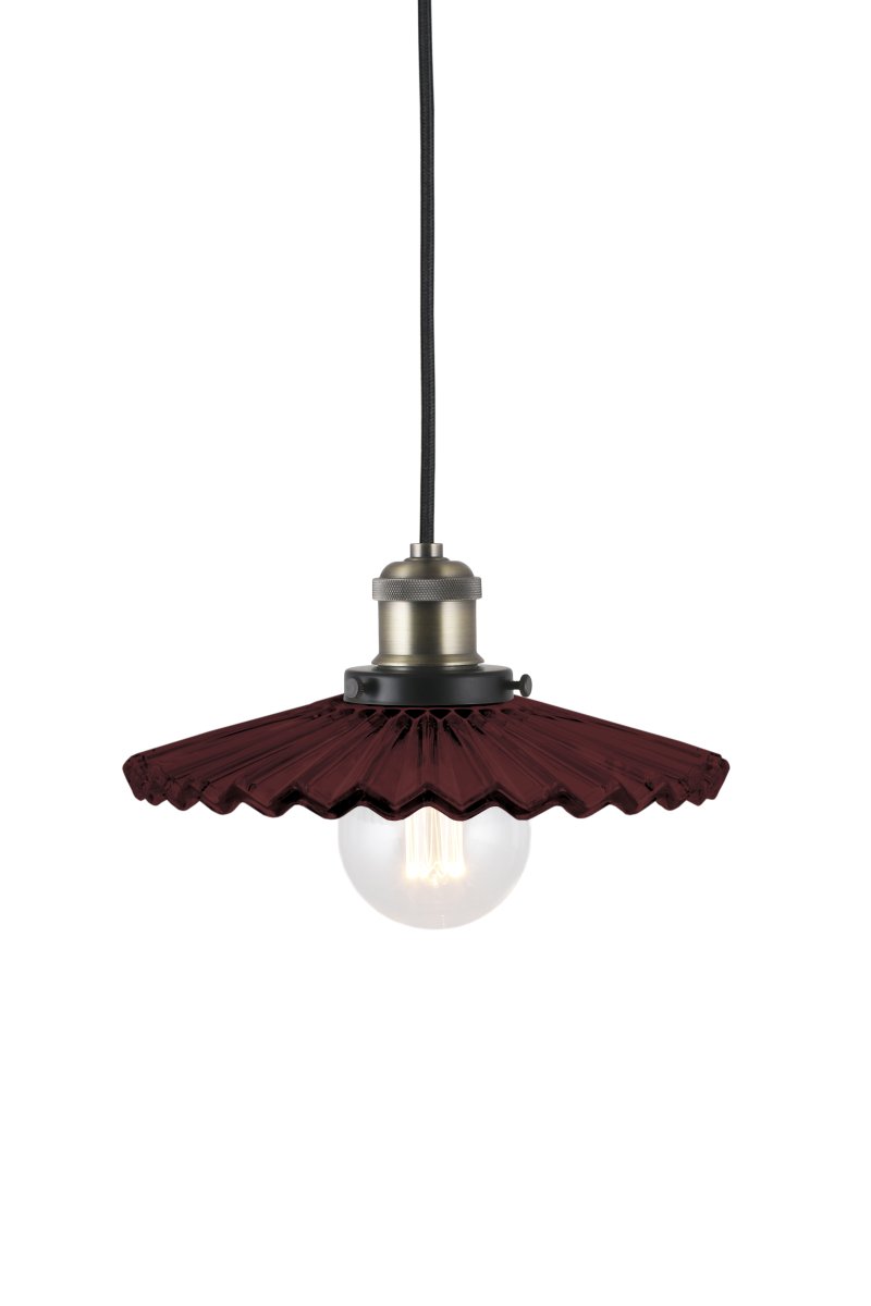 Cobbler Ø25 Burgund hängelampe Von Globen Lighting - Die Lampe verfügt über einen plissierten Glasschirm, der für eine schöne Lichtverteilung sorgt.