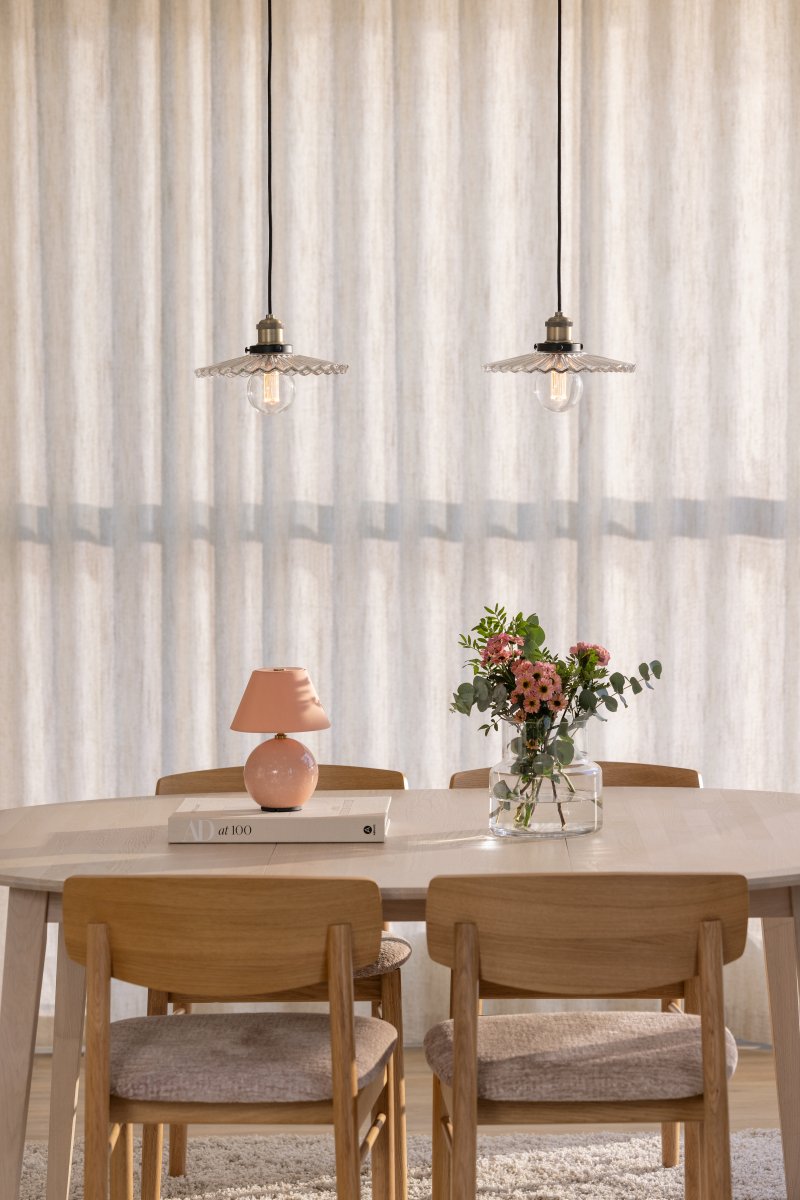 Cobbler Ø25 Transparent hängelampe Von Globen Lighting - Die Lampe verfügt über einen plissierten Glasschirm, der für eine schöne Lichtverteilung sorgt.