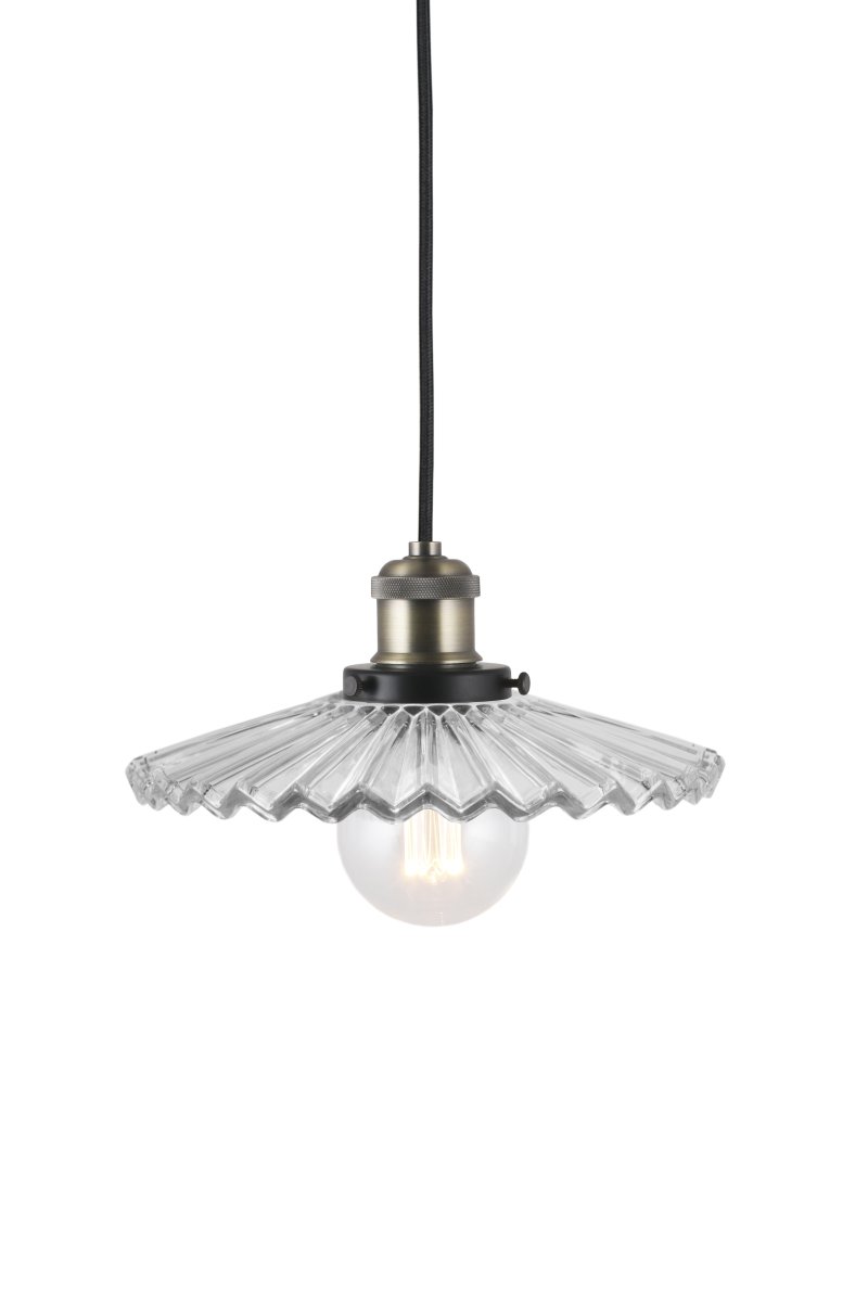 Cobbler Ø25 Transparent hängelampe Von Globen Lighting - Die Lampe verfügt über einen plissierten Glasschirm, der für eine schöne Lichtverteilung sorgt.