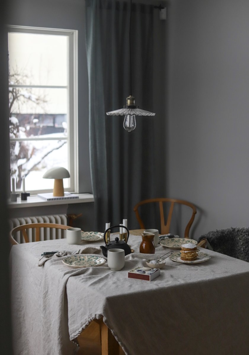 Cobbler Ø25 Transparent hängelampe Von Globen Lighting - Die Lampe verfügt über einen plissierten Glasschirm, der für eine schöne Lichtverteilung sorgt.