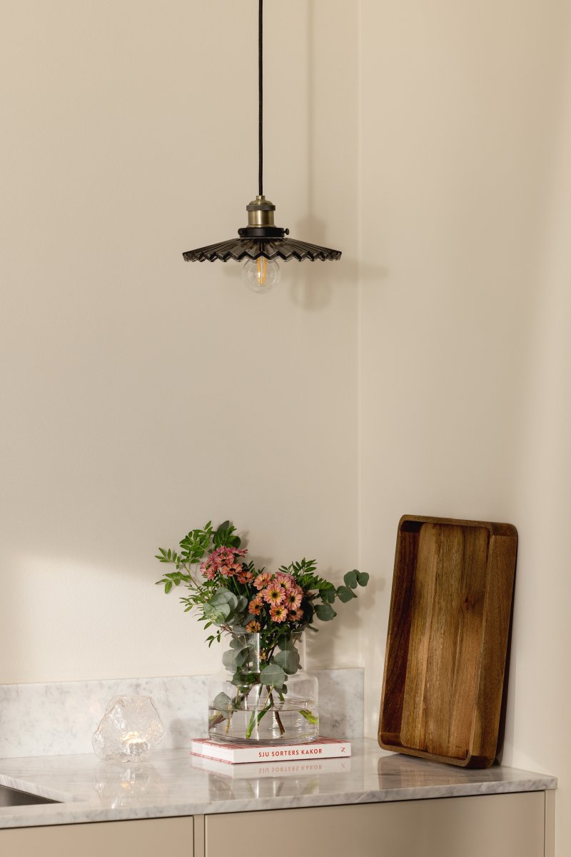 Cobbler Ø25 Rauchfarben hängelampe Von Globen Lighting - Die Lampe verfügt über einen plissierten Glasschirm, der für eine schöne Lichtverteilung sorgt.