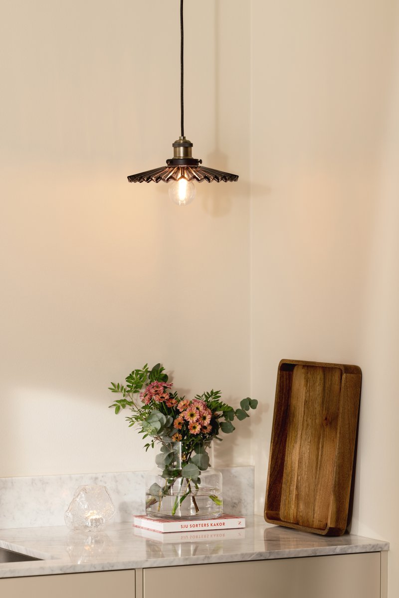 Cobbler Ø25 Rauchfarben hängelampe Von Globen Lighting - Die Lampe verfügt über einen plissierten Glasschirm, der für eine schöne Lichtverteilung sorgt.