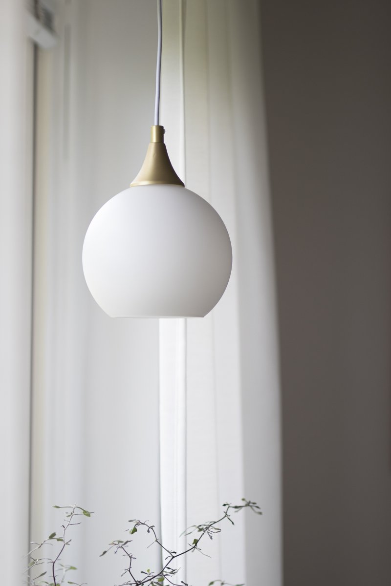 Bowl Ø15 Weiß fensterlampe Von Globen Lighting - Wird mit einem 350 cm langen wei&szlig;en Textilkabel mit Netzschalter und Stecker geliefert.