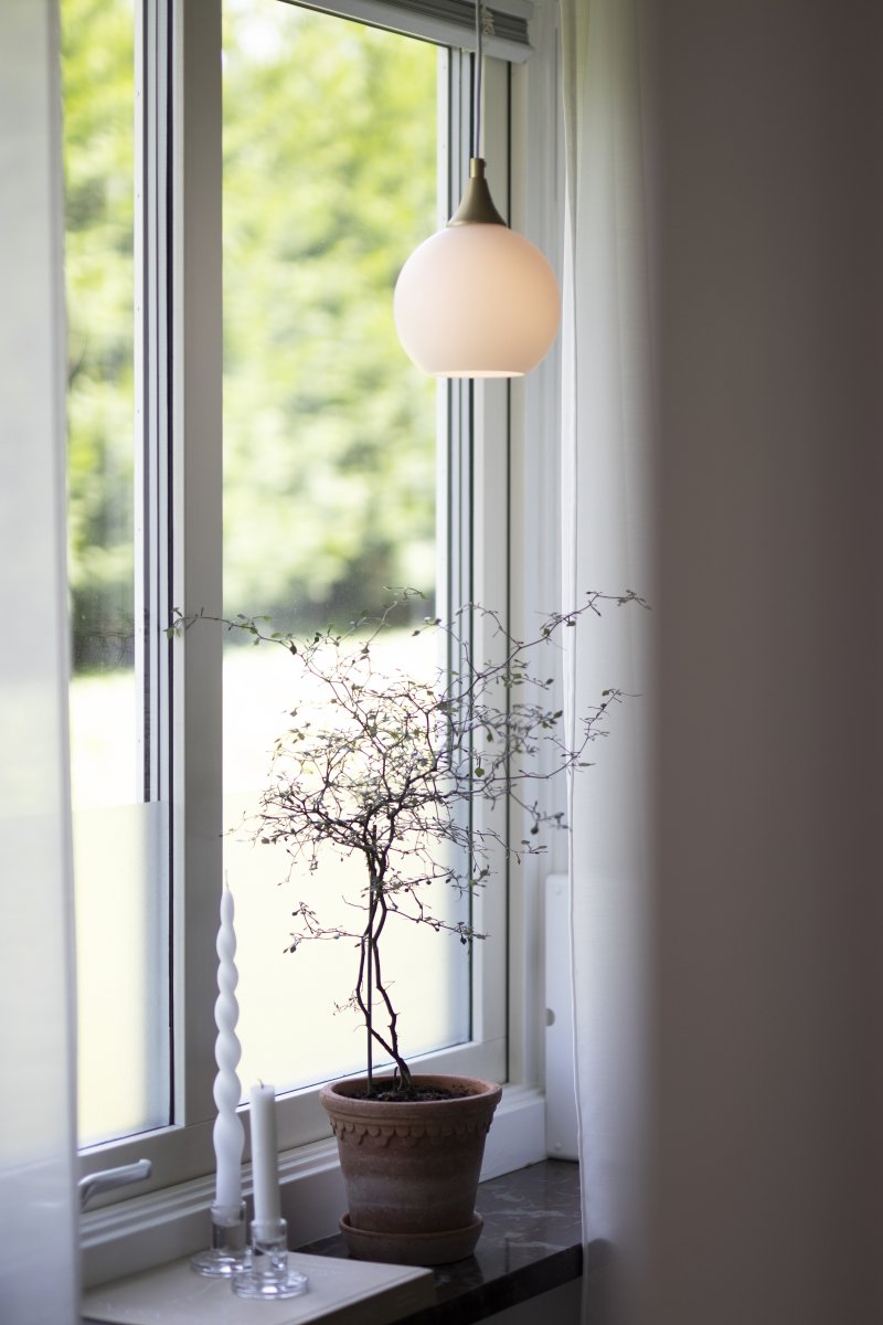 Bowl Ø15 Weiß fensterlampe Von Globen Lighting - Wird mit einem 350 cm langen wei&szlig;en Textilkabel mit Netzschalter und Stecker geliefert.