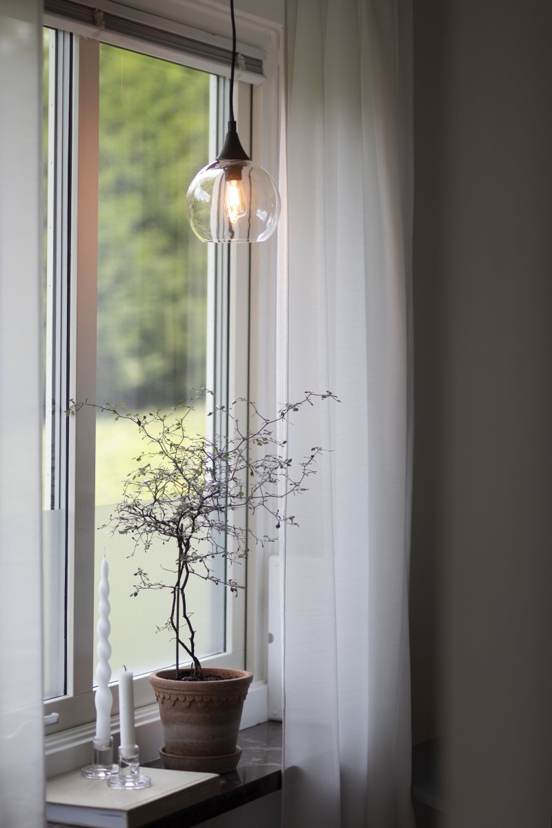 Bowl Ø15 Transparent fensterlampe Von Globen Lighting - Wird mit einem 350 cm langen schwarzen Textilkabel mit Netzschalter und Stecker geliefert.