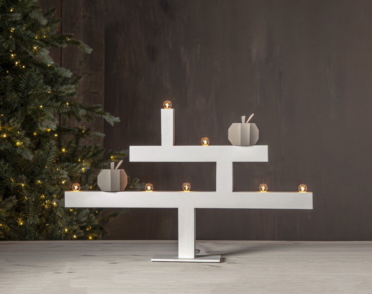 KIVIK Weiß Von Star Trading - Ein grafischer Kerzenständer aus Holz.