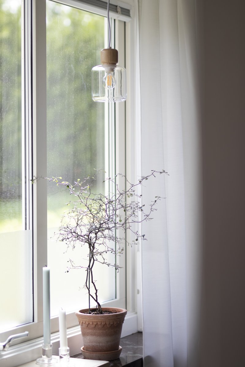 DOT Ø10 Transparent fensterlampe Von Globen Lighting - Lieferung mit 3,5 m langem Textilkabel mit Netzschalter und Stecker.