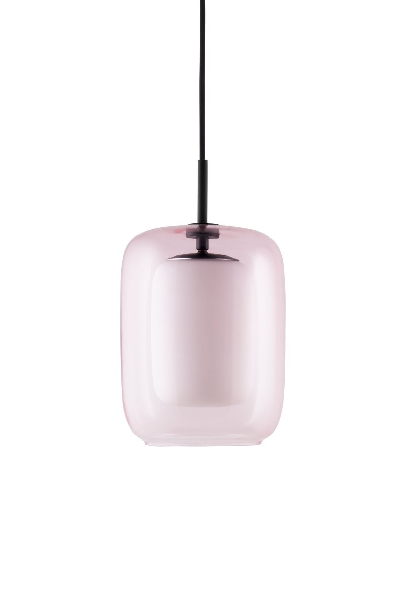 Cuboza Ø20 Pfirsich hängelampe Von Globen Lighting - Cuboza ist eine Nachtpendelleuchte, die aus zwei Glaselementen und kontrastierendem mattschwarzem Metall besteht.