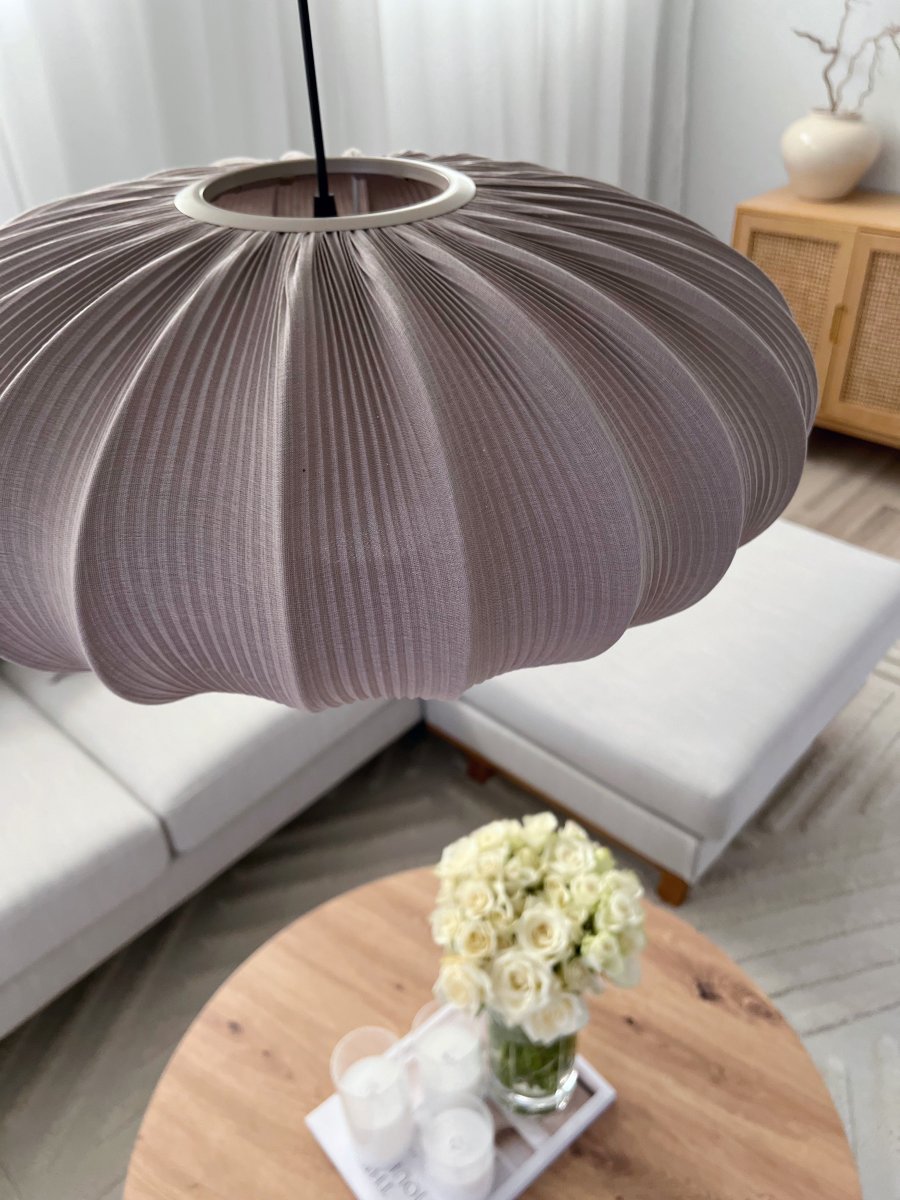 Mamsell Ø55 Grau hängelampe Von Aneta Lighting - Die Deckenleuchte Mamsell ist mit fein plissiertem Stretchstoff bespannt, der für ein angenehmes, leicht gedämpftes Licht sorgt.