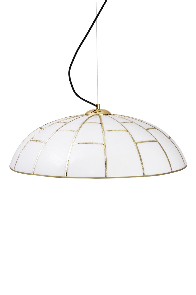 Ombrello Ø60 Weiß hängelampe Von Globen Lighting - Die Lampe ist in Tiffany-Technik handgefertigt aus wei&szlig;em Glas und messingfarbenem Metall.