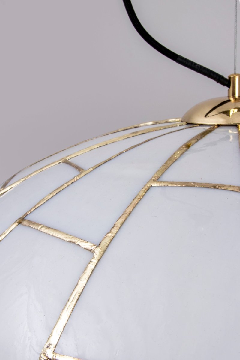 Ombrello Ø60 Weiß hängelampe Von Globen Lighting - Die Lampe ist in Tiffany-Technik handgefertigt aus wei&szlig;em Glas und messingfarbenem Metall.